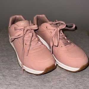 Skechers Size 7 shoes in excellent used condition. Barely worn.